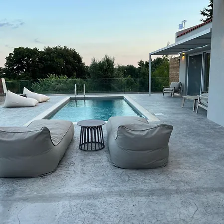 Villa Zefy's Scenic Oasis *