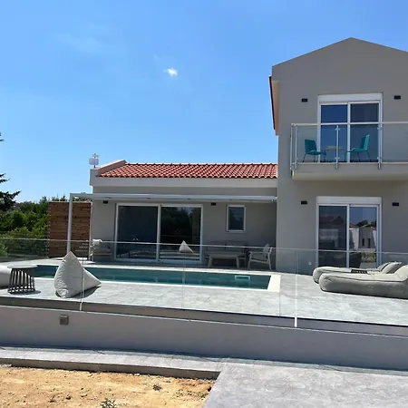 Vila Zefy's Scenic Oasis *