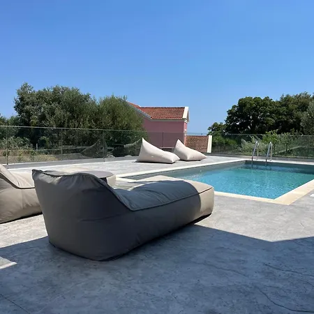 Vila Zefy's Scenic Oasis Pesádha